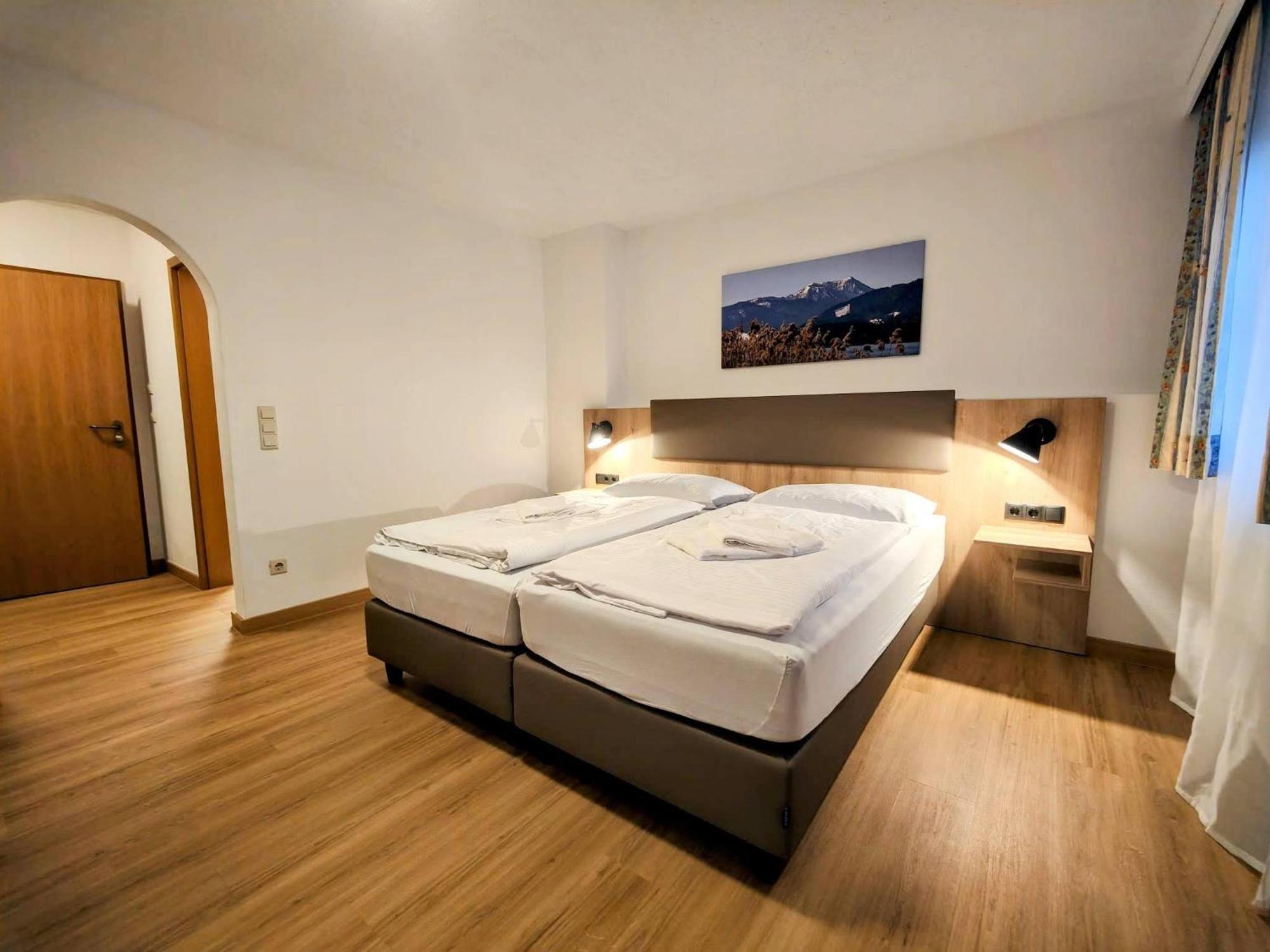 A8 Hotel Im Darchinger Hof Bed & Breakfast - Zwischen Holzkirchen Und Weyarn - Zwischen Muenchen Salzburg Und Innsbruck - Kurz Vor Dem Irschenberg Esterno foto