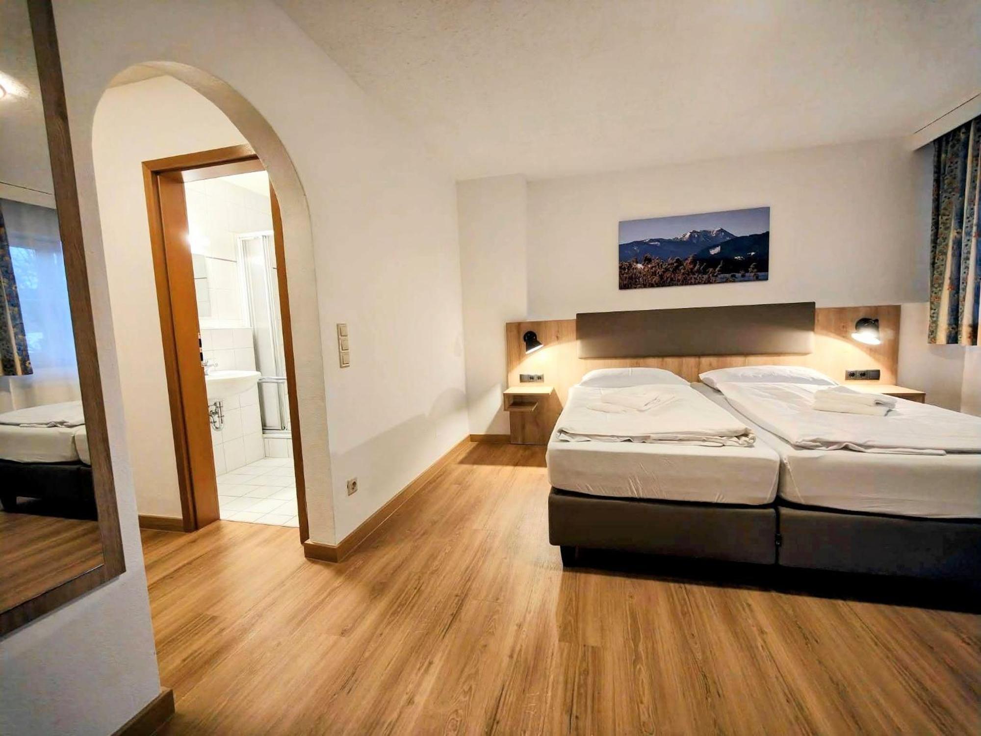 A8 Hotel Im Darchinger Hof Bed & Breakfast - Zwischen Holzkirchen Und Weyarn - Zwischen Muenchen Salzburg Und Innsbruck - Kurz Vor Dem Irschenberg Esterno foto