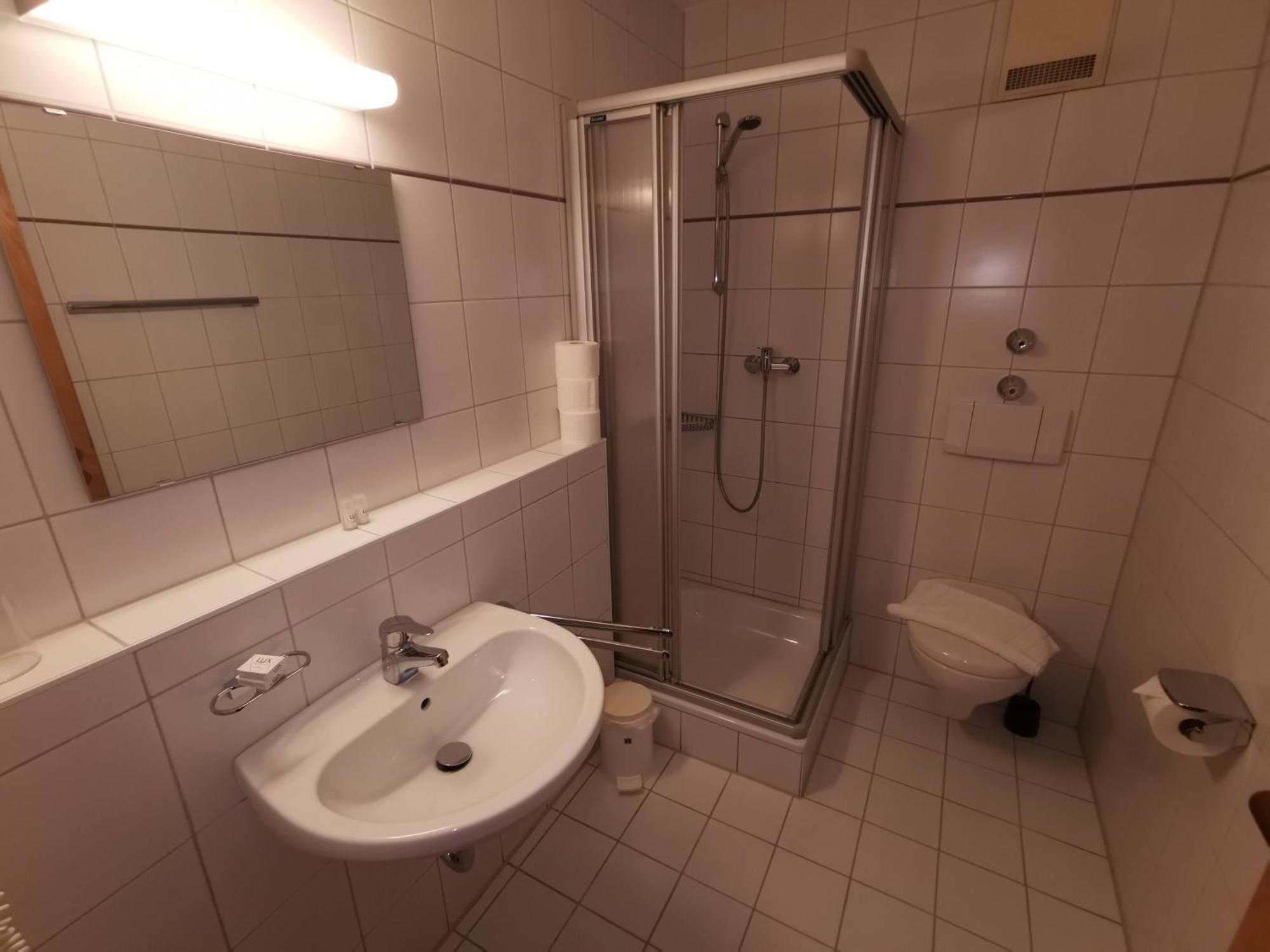 A8 Hotel Im Darchinger Hof Bed & Breakfast - Zwischen Holzkirchen Und Weyarn - Zwischen Muenchen Salzburg Und Innsbruck - Kurz Vor Dem Irschenberg Camera foto