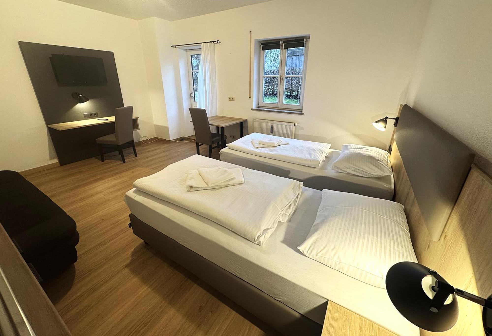 A8 Hotel Im Darchinger Hof Bed & Breakfast - Zwischen Holzkirchen Und Weyarn - Zwischen Muenchen Salzburg Und Innsbruck - Kurz Vor Dem Irschenberg Esterno foto