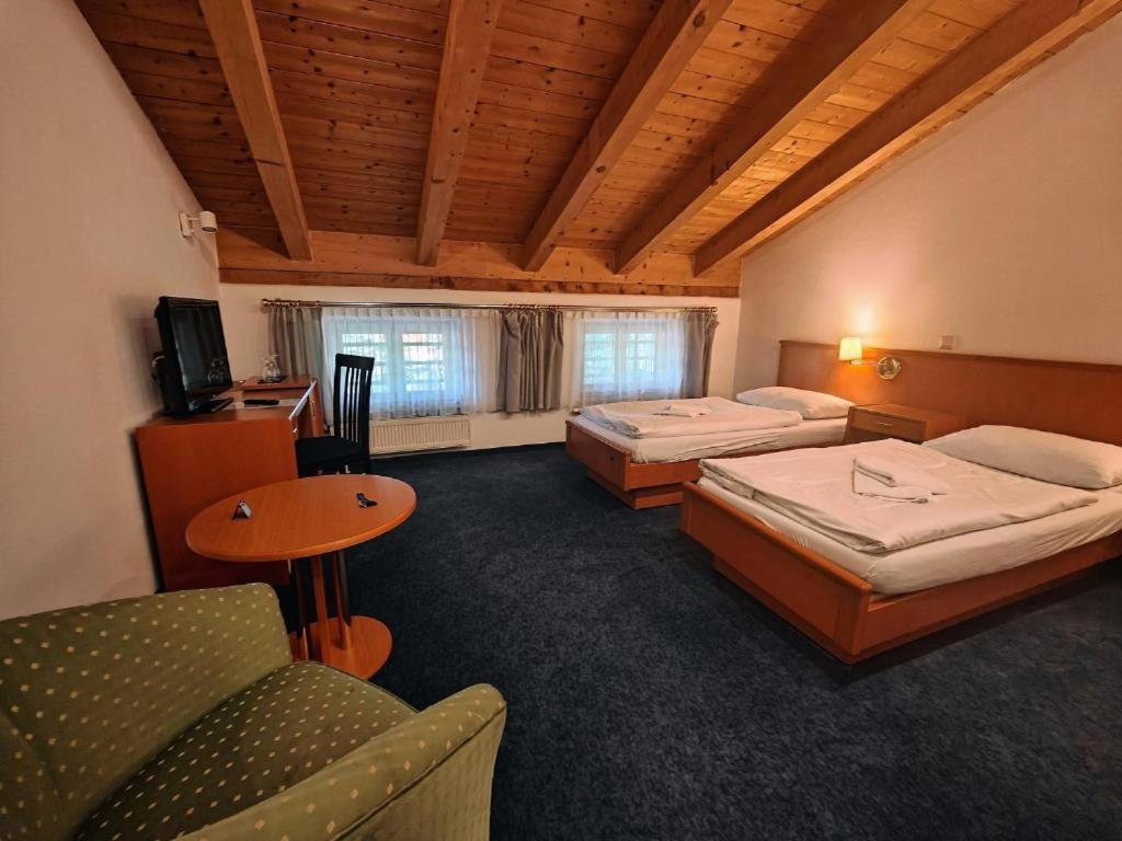A8 Hotel Im Darchinger Hof Bed & Breakfast - Zwischen Holzkirchen Und Weyarn - Zwischen Muenchen Salzburg Und Innsbruck - Kurz Vor Dem Irschenberg Esterno foto